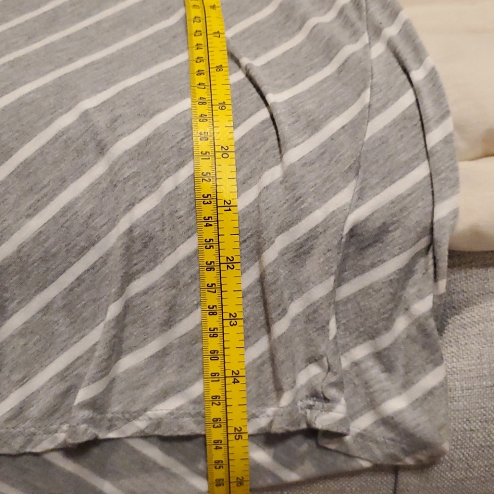 ☀️2/$15Like new! Rae Node top - Picture 6 of 6